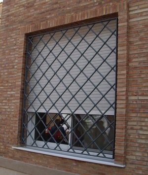 reja fija rombos 07 - Rejas para Ventanas en Valencia