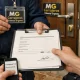 Cerrajero entrega identificación, presupuesto y orden firmada ante una puerta en Valencia; Cuales son los cerrajeros mas valorados para urgencias en Valencia