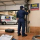 Técnico revisa puerta de garaje en Valencia; Donde contratar un servicio rapido de reparacion de puertas de garaje en Valencia