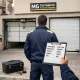Tu00e9cnico compara dos garajes en Valencia; presupuesto visible: Compara los servicios de reparacion de puertas de garaje en Valencia