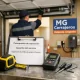 Presupuesto y garantu00eda en espau00f1ol junto a herramientas; tu00e9cnico revisa una puerta de garaje en Valencia. Quien ofrece la reparacion mas confiable de puertas de garaje en Valencia